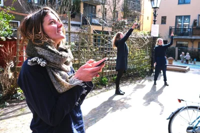 Scopri le vie medievali di deventer con un gioco urbano. risolvi enigmi, esplora angoli nascosti e immergiti nella storia locale al tuo ritmo. parti quando vuoi.