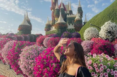 Entdecke den dubai miracle garden mit seinen blumen-skulpturen, herzförmigen bögen und saisonalen highlights ganz entspannt auf eigene faust. eintritt inklusive – kein guide nötig.