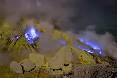Experience java’s ijen crater blue fire, sunrise views, and meet sulfur miners on a guided trek. includes private transport, gear, local guide, and coffee.
