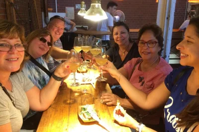 Découvrez la scène culinaire du soir à bergmannkiez, kreuzberg, avec un guide local, dégustation privée de vins et bière allemande authentique. dîner et boissons inclus.