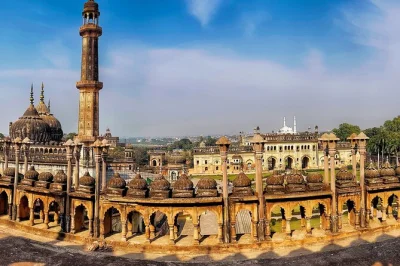 Descubra os monumentos, mercados vibrantes e a culinária típica de lucknow em um tour privado de meio dia com guia em inglês. inclui traslado e carro com ar-condicionado.
