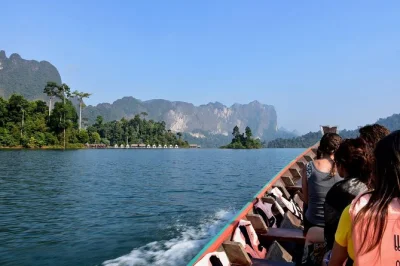 Erlebe die smaragdgrünen gewässer des cheow lan sees, beeindruckende kalksteinfelsen und schwimmende bungalows bei einem tagesausflug ab krabi. inklusive hoteltransfer, guide und thailändischem mit