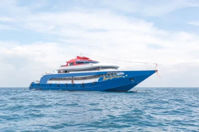 Viaje de ferry de koh phi phi a phuket com desembarque no hotel em patong, kata, karon e outras áreas. inclui van com ar-condicionado e suporte local.