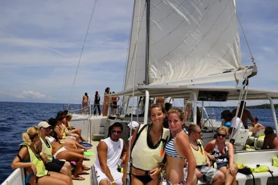 Set sail from west bay or west end in roatan for a catamaran cruise with snorkeling, open bar, and snacks. includes pickup and local guide. relax on the reef.