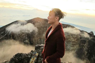 Grimpez le plus haut volcan de bali avec un guide local, admirez le lever du soleil depuis le mont agung et savourez un petit-déjeuner au sommet. transport privé et encas inclus.