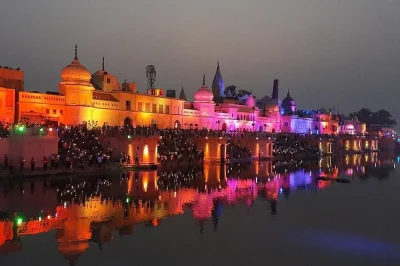 Descubra o templo ram janmabhoomi, hanuman garhi e a aarti ao entardecer em ayodhya com guia local. inclui traslado, almoço e entradas.