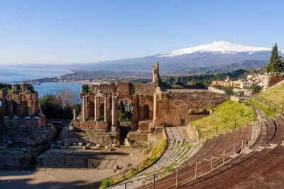 Descubra as trilhas vulcânicas do monte etna, explore uma caverna de lava, prove vinhos sicilianos e almoce, depois passeie pelas ruas históricas de taormina. inclui transporte e guia local.