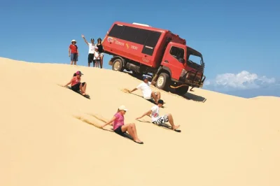 Découvrez les dunes de stockton à port stephens avec du sandboard à volonté, transferts en 4x4, guide local et tout le matériel fourni. eau incluse.