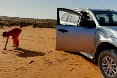 Partez d’agadir en 4x4 vers le désert du sahara, découvrez la médina de tiznit, rencontrez des berbères et savourez un tajine maison. guide et prise en charge inclus.