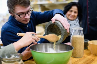 Besuchen sie eine aktive senfmanufaktur in quedlinburg, probieren frische sorten und erfahren wissenswertes von lokalen experten. inklusive führung, verkostung und direktverkauf.