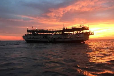 Scopri i villaggi galleggianti di tonle sap con una crociera al tramonto, guida locale, cena a buffet e bevande illimitate. include pick-up e drop-off in hotel.