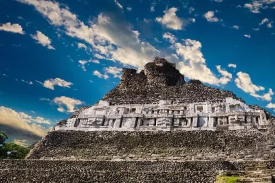 Descubre las ruinas de xunantunich y navega por los ríos selváticos de belice hasta cascadas escondidas. incluye almuerzo, transporte privado y guía local experto para un día sin preocupaciones.