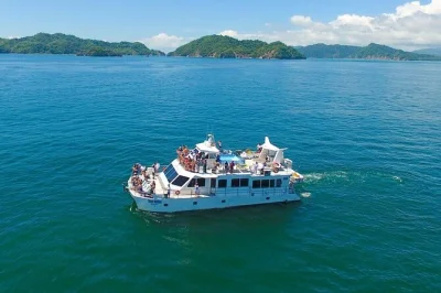 Embarquez à puntarenas pour une journée complète entre baignade, snorkeling et déjeuner typique. guide local, croisière en bateau et boissons sur la plage inclus.