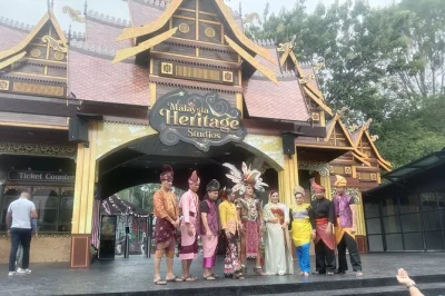 Descubre la plaza holandesa de malaca, jonker walk y la mezquita de los estrechos en una excursión privada con guía local. incluye recogida en hotel o puerto y agua embotellada.