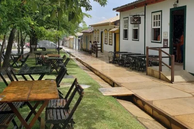 Descubre pirenópolis con un guía local: recorre sus calles históricas, conoce sitios del ciclo del oro y disfruta de cascadas en la serra dos pirineus. incluye traslado y vehículo con aire acondic