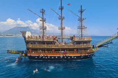 Salpa lungo la costa di alanya su una vera nave pirata, con soste per nuotare a cleopatra beach, esplorare grotte e ammirare il castello. incluso pranzo, bevande illimitate, transfer hotel e guida loc