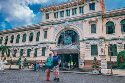 Descubre la arquitectura francesa, la historia de guerra y los mercados vibrantes de ho chi minh en una excursión privada desde phu my. incluye traslado, almuerzo y guía local.