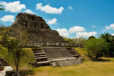 Descubre las ruinas mayas de xunantunich desde belize city con guía local, cruza el río mopan en un ferry manual y disfruta un auténtico almuerzo beliceño. incluye recogida.