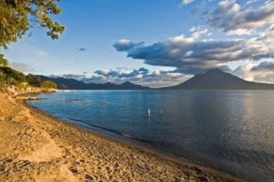 Esplora il lago atitlán tra vulcani e cultura maya con una crociera guidata da città del guatemala. include pick-up in hotel, tour in barca e visita a panajachel.