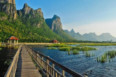 Parcourez la rivière pranburi en thaïlande avec un guide local, observez la faune dans les mangroves et dégustez des fruits frais. transfert inclus depuis hua hin.