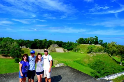 Explora las ruinas de altun ha y disfruta tubing en cuevas jaguar paw en una excursión guiada desde belize city. incluye almuerzo típico, entradas y transporte con aire acondicionado.