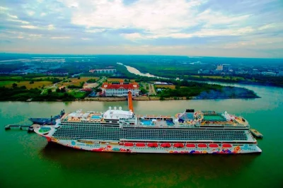 Explora los lugares emblemáticos de kuala lumpur desde port klang: batu caves, torres petronas y little india. tour privado o compartido con guía local, almuerzo y traslado desde el puerto.