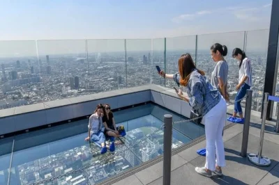 Scopri bangkok dal rooftop bar del mahanakhon skywalk, dal ponte con pavimento in vetro e dalle viste a 360° al coperto. ingresso rapido e tasse incluse—prenota subito.