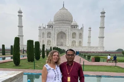 Visite o taj mahal em agra com entrada sem fila, traslado do hotel e guia particular. explore o mausoléu de mármore e conheça as histórias por trás de sua beleza.