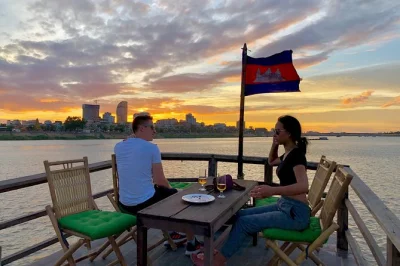Gleiten sie bei sonnenuntergang auf einer privaten bootstour durch die flüsse von phnom penh. inklusive unbegrenztem bier, softdrinks, frischem obst, hoteltransfer und einem englischsprachigen guide.