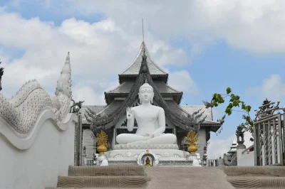 Découvrez le temple mahabodhi de bodhgaya, la grande statue du bouddha et les sanctuaires anciens lors d'une excursion privée d'une journée depuis gaya. prise en charge à l'hôtel et eau en boutei