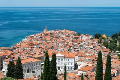 Parcourez les ruelles de piran, découvrez la place tartini et l’église saint-georges, et écoutez les légendes locales avec un guide expert. visite à pied incluse.