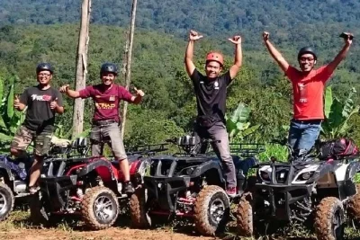 Explora senderos selváticos cerca de kuala lumpur en atv con guía local, recogida privada y tiempo para nadar en una cascada escondida.