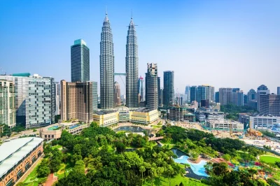 Aprovecha tu escala en kuala lumpur con un tour privado por la ciudad: batu caves, torres petronas y mercados locales. recogida y regreso al aeropuerto incluidos.