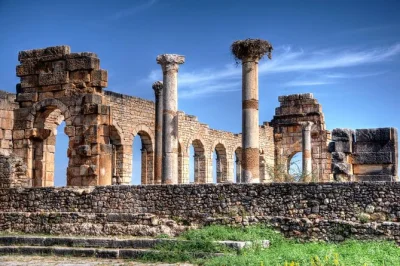 Visita le rovine romane di volubilis, scopri moulay idriss e passeggia per le vie imperiali di meknes in un tour privato da fez con pickup in hotel.