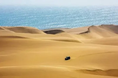 Partez en 4x4 d’agadir vers l’océan atlantique, découvrez les grottes de pêcheurs de sidi r’bat, traversez dunes de sable et savourez un déjeuner berbère. guide local et transfert inclus.