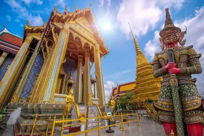 Scopri il grand palace, wat pho e wat arun in un tour privato da laem chabang con guida locale, ingressi inclusi e trasferimenti comodi.