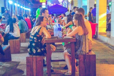 Experimente comidas de rua do sri lanka, sabores de imigrantes e histórias locais em um tour guiado por colombo. inclui jantar, café ou chá e todos os impostos.