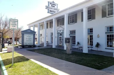 Explore o centro histórico de boulder city, visite o museu da represa hoover e descubra lojas de antiguidades. traslado de ida e volta saindo de las vegas incluso.