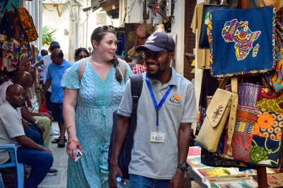 Esplora stone town a zanzibar con una guida locale in un tour privato a piedi. visita il forte vecchio, la casa delle meraviglie e l’ex mercato degli schiavi. ingresso e acqua inclusi.