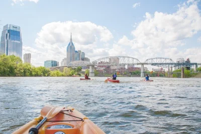 Découvrez nashville en kayak sur la cumberland, avec transfert, équipement fourni et conseils locaux pour une aventure en toute sérénité.