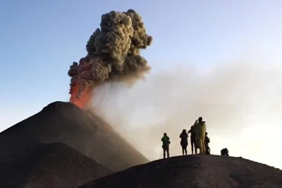 Scopri il vulcano acatenango da antigua con guida locale, pasti inclusi e attrezzatura da campeggio. vivi l’alba, cena intorno al fuoco e comodo trasferimento.