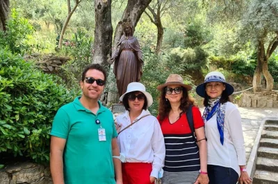 Erleben sie das friedliche haus der jungfrau maria bei ephesus mit einem freundlichen lokalen guide. inklusive klimatisiertem transport, parkgebühren und flexibler abholung.