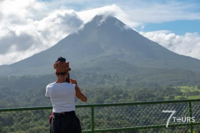 Scopri i ponti sospesi di arenal, la cascata la fortuna e le sorgenti termali di baldi in un solo giorno. include trasferimento dall’hotel, guida locale, pranzo e cena.