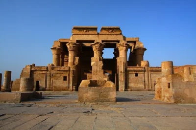 Partez d’assouan à la découverte des temples de kom ombo et edfou avec un égyptologue local. transferts privés, prise en charge à l’hôtel et billets d’entrée inclus pour une journée en t