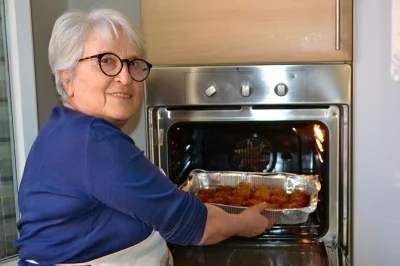 Prepare massas tradicionais com uma anfitriã local em bologna, desfrute de uma refeição caseira com vinho e viva a verdadeira hospitalidade italiana. inclui aula privada e almoço.