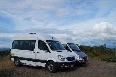 Transfer privato dall'aeroporto di liberia al riu guanacaste con autista locale, van climatizzato, wi-fi e acqua in bottiglia. include il prelievo e soste flessibili.
