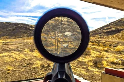 Experimente rifles de sniper reais na adrenaline mountain, perto de las vegas. atire em alvos de aço e explosivos com instrução especializada. inclui transporte do hotel, água e fotos.