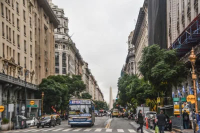 Recorre los barrios vibrantes de buenos aires, sus sitios históricos y conoce sus historias en un tour privado en auto. incluye recogida en hotel y guía local experto.