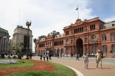 Descubre los barrios vibrantes de buenos aires, el histórico cementerio de la recoleta y el colorido la boca en un tour privado. incluye recogida en hotel, guía local y refrescos.
