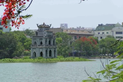 Descubre el barrio antiguo de hanoi, el mausoleo de ho chi minh y el templo de la literatura en una excursión privada desde el puerto de halong. incluye almuerzo, entradas y recogida en el crucero.